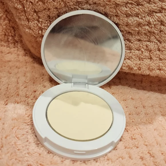 5/$25🆕️Turnt Touch-Up Powder - Picture 6 of 6